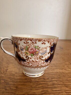 SALISBURY PATTERN SL2207 1950'S SCALLOPED AND FOOTED BONE CHINA TEA CUP